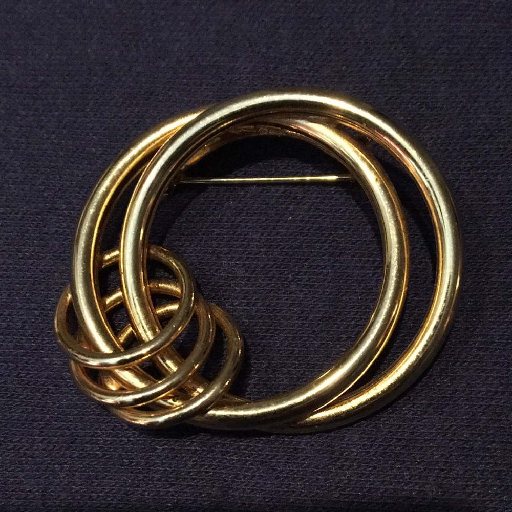 Circle brooch